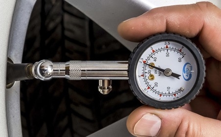 прибор чтобы измерить какое давление в колесе автомобиля